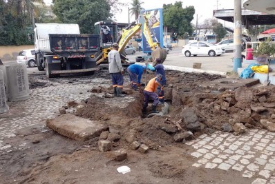 Setor de Obras realiza conserto na rede de esgoto do Centro de Mesquita