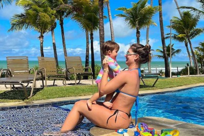 Fofura! Virginia Fonseca posa com Maria Alice à beira da piscina e encanta a web