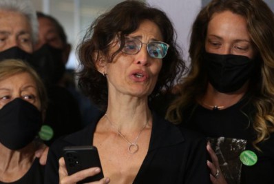 Dom Phillips é cremado após velório para amigos e familiares em Niterói