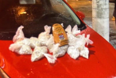 Polícia apreende 1.450 pinos de cocaína dentro de carro na Avenida Brasil