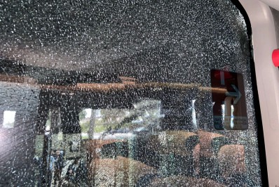 Ônibus do Fluminense é apedrejado por torcedores do Botafogo na chegada ao Nilton Santos