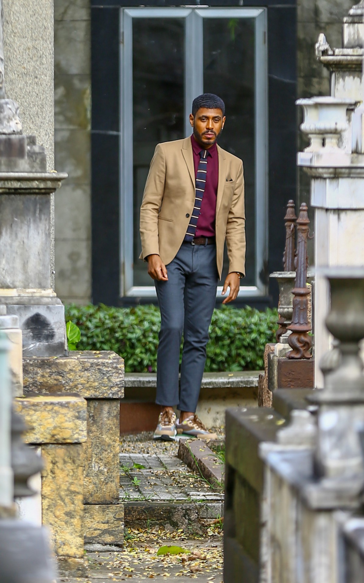 &Iacute;caro Silva e Tais Ara&uacute;jo gravam cenas de novela em cemit&eacute;rio da Zona Norte do Rio