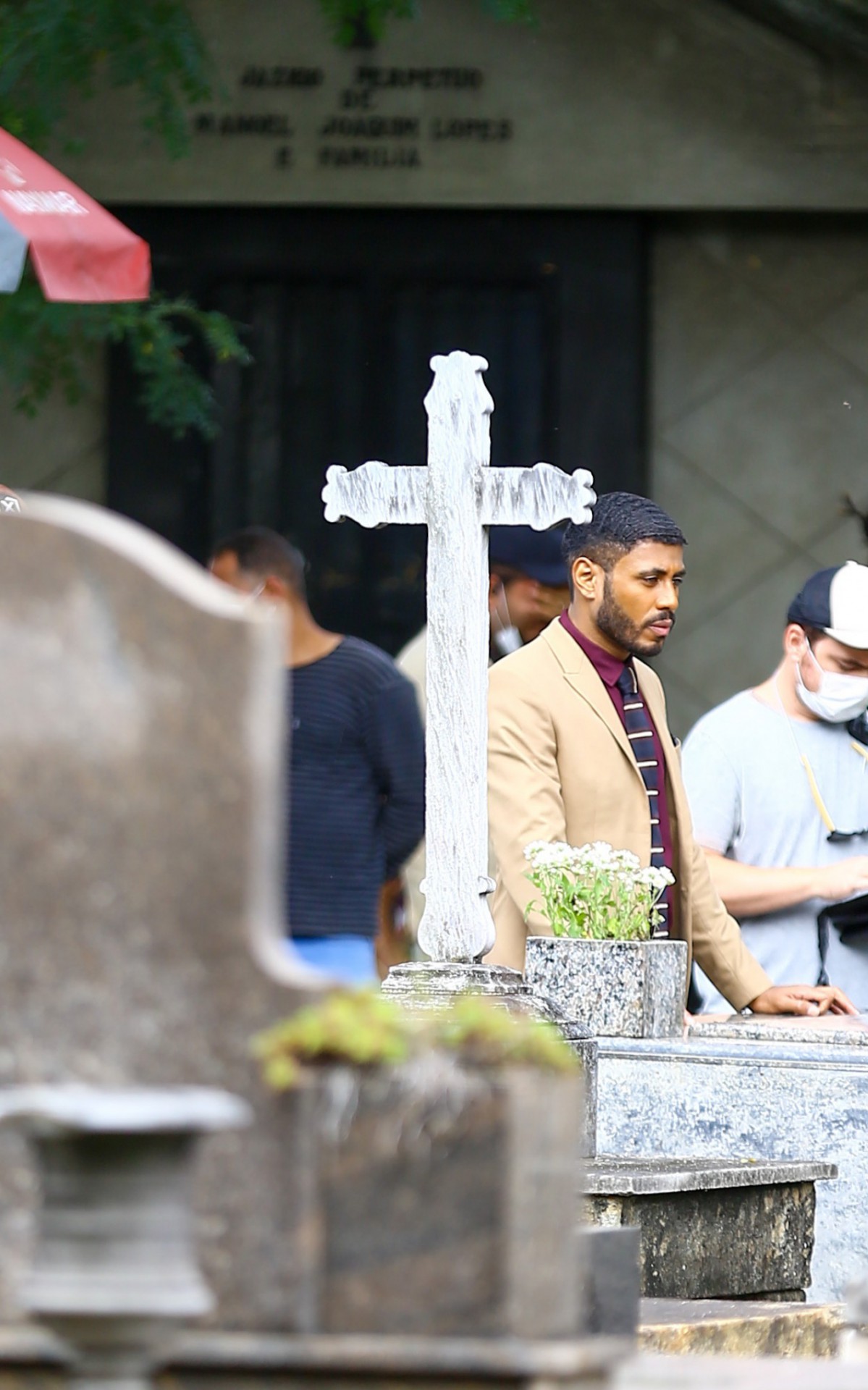 &Iacute;caro Silva e Tais Ara&uacute;jo gravam cenas de novela em cemit&eacute;rio da Zona Norte do Rio