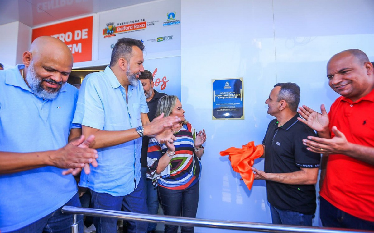 O prefeito Waguinho descerra a placa de inaugura&ccedil;&atilde;o do Complexo Regulador do Parque S&atilde;o Jos&eacute;