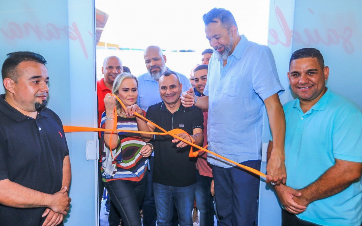 Observado por autoridades, o prefeito Waguinho cortou a fita inaugural do Complexo Regulador do Parque S&atilde;o Jos&eacute;