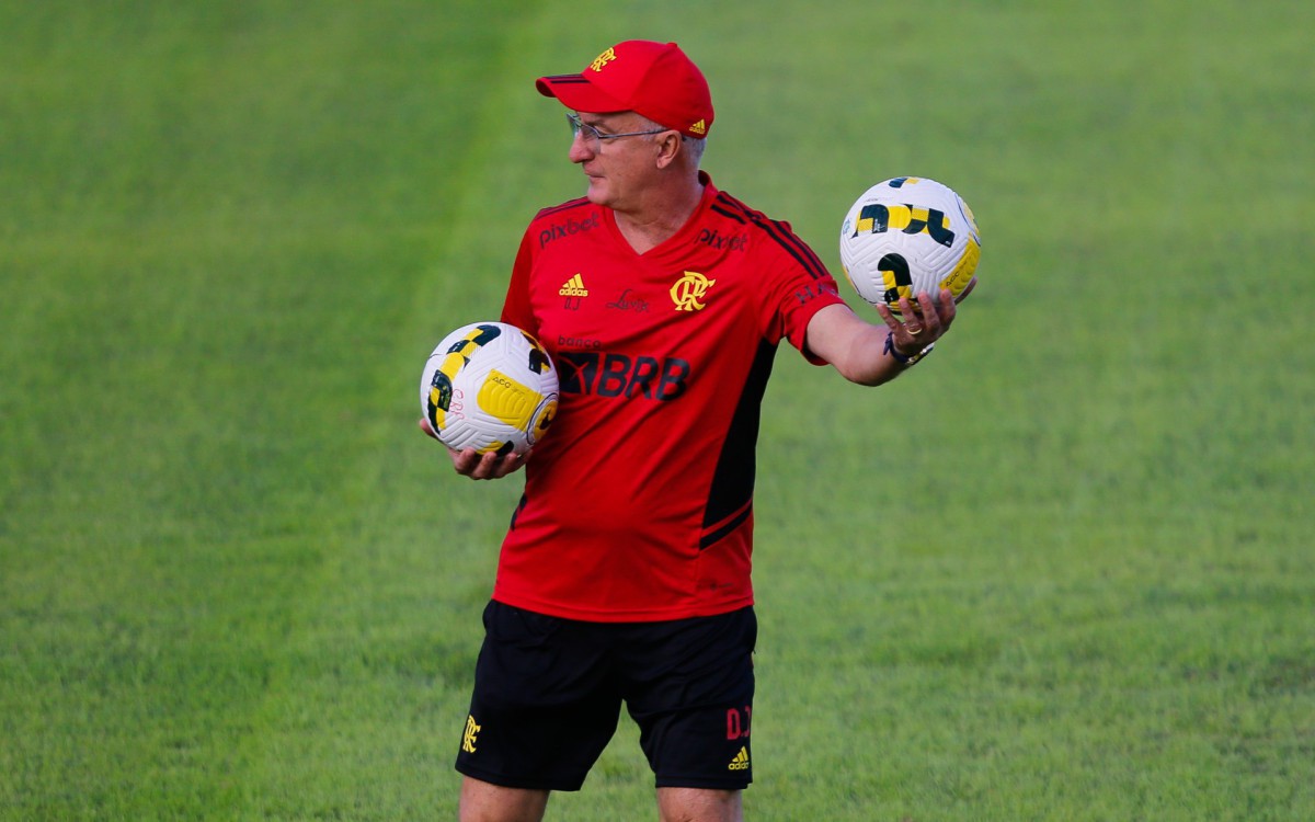 O t&eacute;cnico Dorival no treino do Flamengo