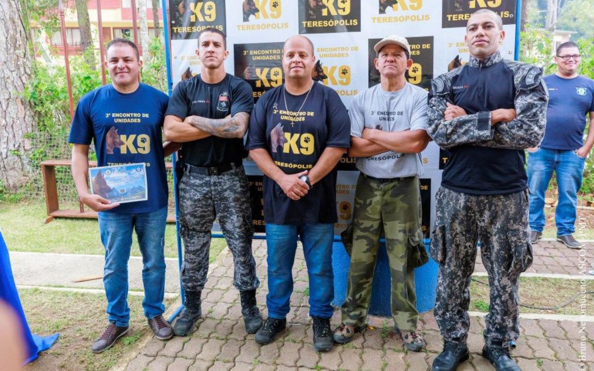Comandante da GCM de Teres&oacute;polis, Gil Wellington (ao centro), com participantes do 3&ordm; Encontro de Unidades K9