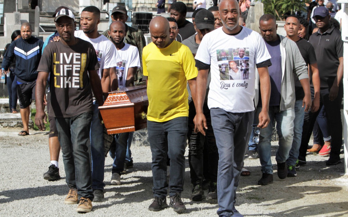 Enterro do seguran&ccedil;a morto em Shopping da Barra da Tijuca, nesta segunda feira (27).
