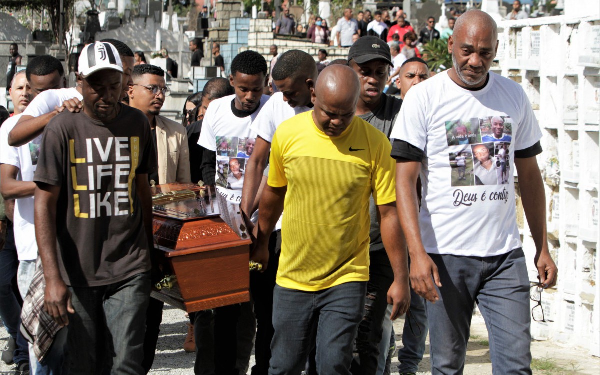 Enterro do seguran&Atilde;&sect;a morto em Shopping da Barra da Tijuca, nesta segunda feira (27).