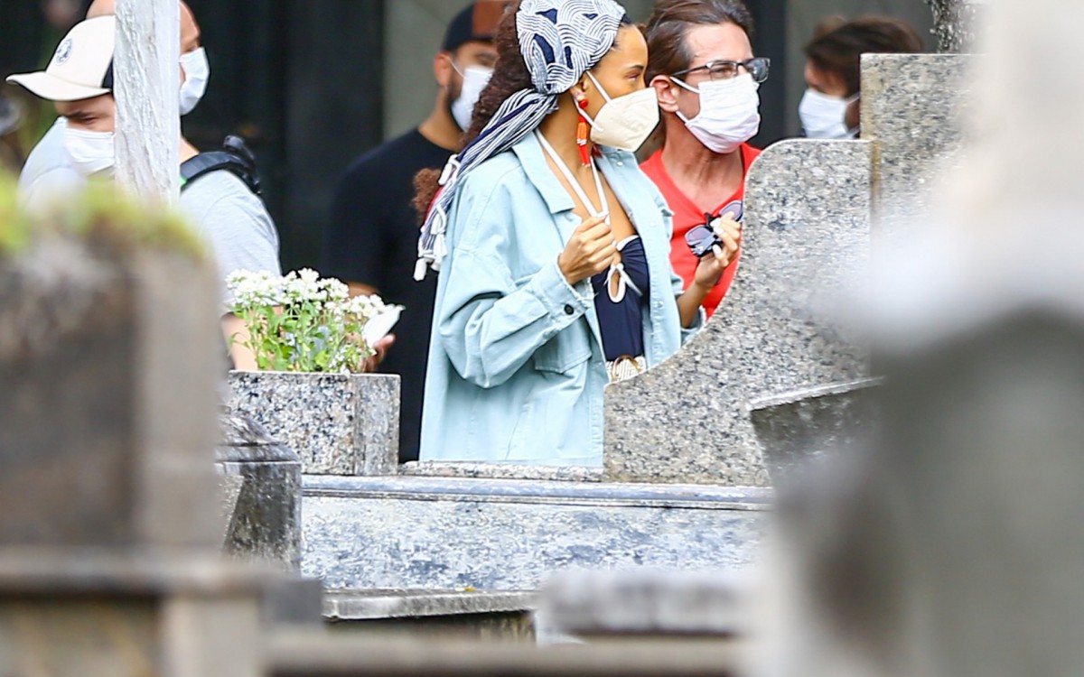 &Iacute;caro Silva e Tais Ara&uacute;jo gravam cenas de novela em cemit&eacute;rio da Zona Norte do Rio