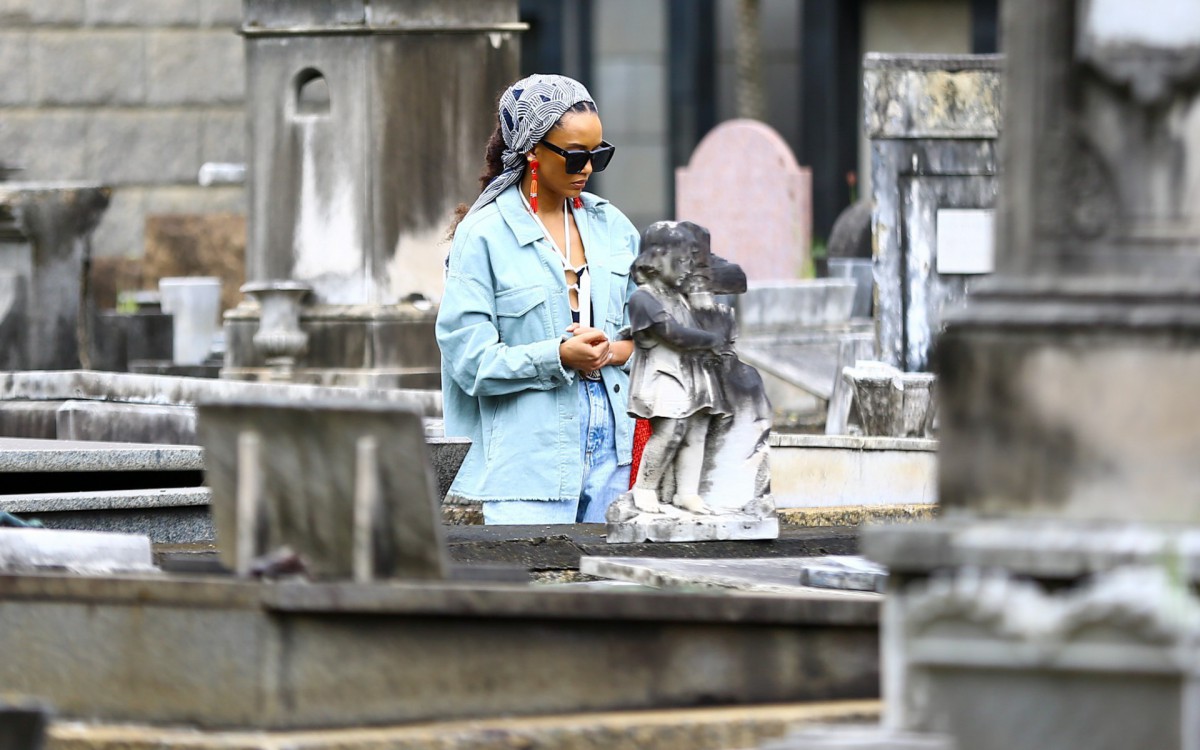 &Iacute;caro Silva e Tais Ara&uacute;jo gravam cenas de novela em cemit&eacute;rio da Zona Norte do Rio