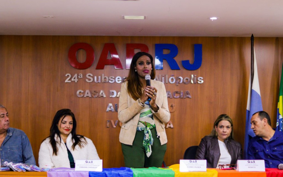 A superintendente de Diversidade Sexual, B&aacute;rbara Sheldon, entregou um certificado aos participantes ao final da apresenta&ccedil;&atilde;o dos integrantes da mesa