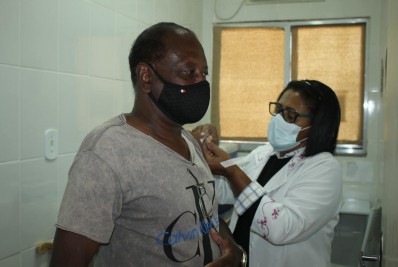 Quatis amplia vacinação contra influenza para todos os moradores