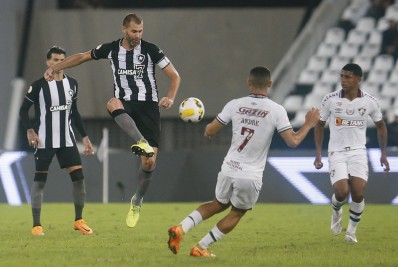 Botafogo estuda preservar Joel Carli devido a desgaste