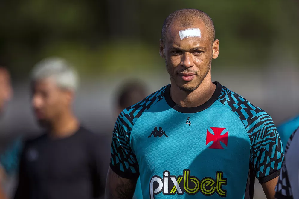 Após tomar seis pontos na cabeça, Anderson Conceição, do Vasco, treina com curativo na testa