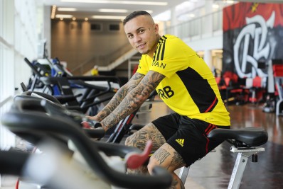 Everton Cebolinha se apresenta no CT e faz primeiro treino pelo Flamengo