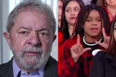 Jovem viraliza após fazer 'L de Lula' durante entrevista de um deputado do partido de Bolsonaro no 'Programa Silvio Santos'
