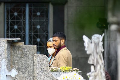 Ícaro Silva e Taís Araujo gravam cenas de novela em cemitério do Rioi