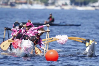 Mulheres com câncer usam canoa no tratamento na Praia de São Francisco