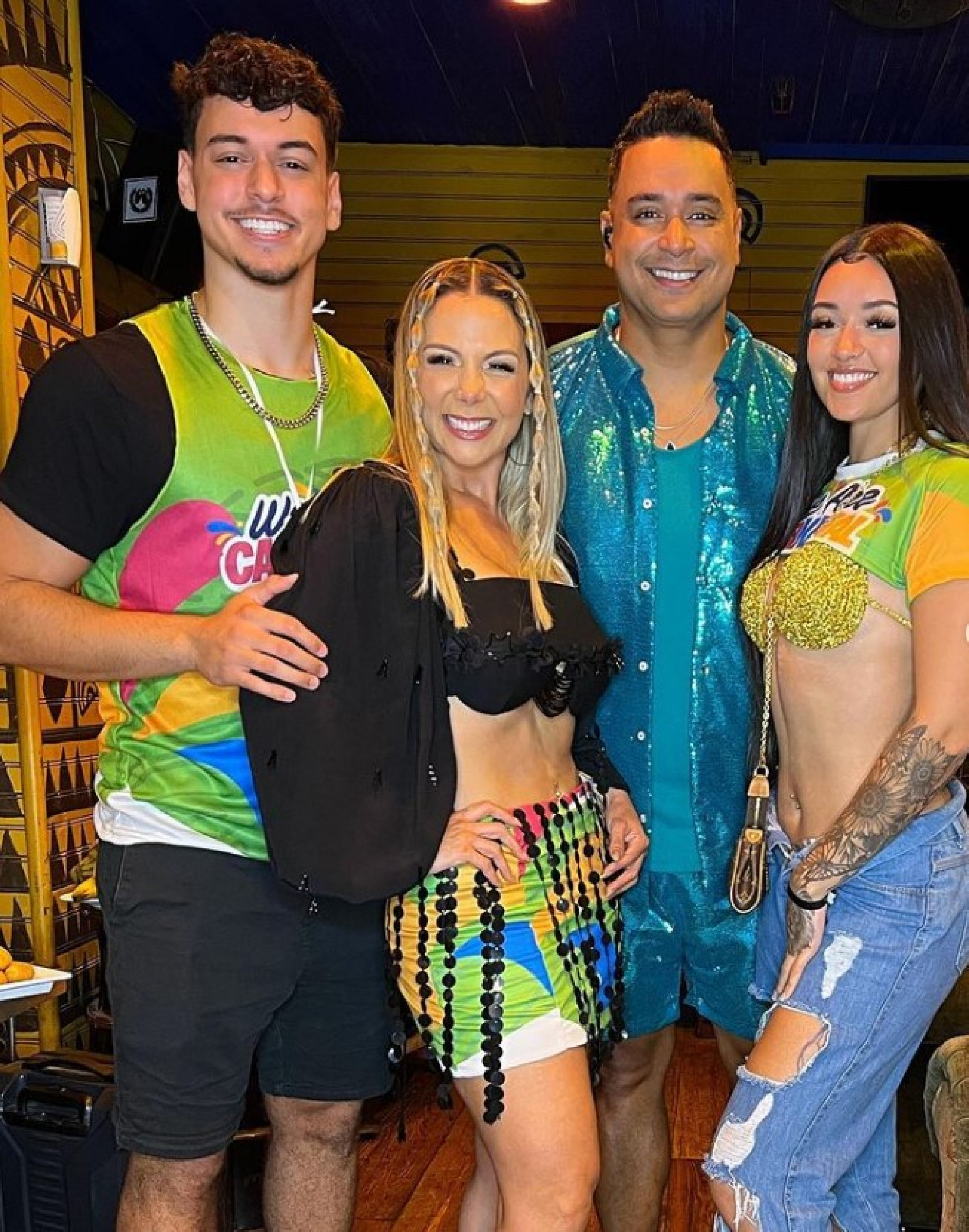 Carla Perez, Xanddy e os filhos, Victor Alexandre e Camilly Victória - Reprodução/Instagram