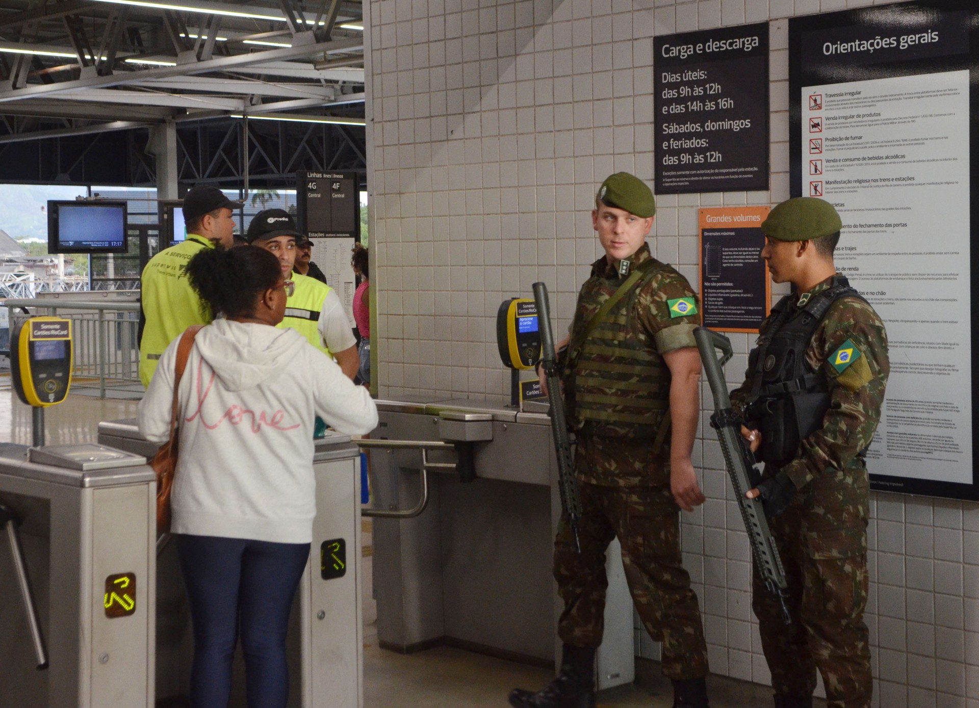 Militares do Ex&eacute;rcito na esta&ccedil;&atilde;o de Deodoro, onde um ex-paraquedista foi assassinado dentro de um trem nesta segunda-feira - Sandro Vox / Ag&ecirc;ncia O Dia 