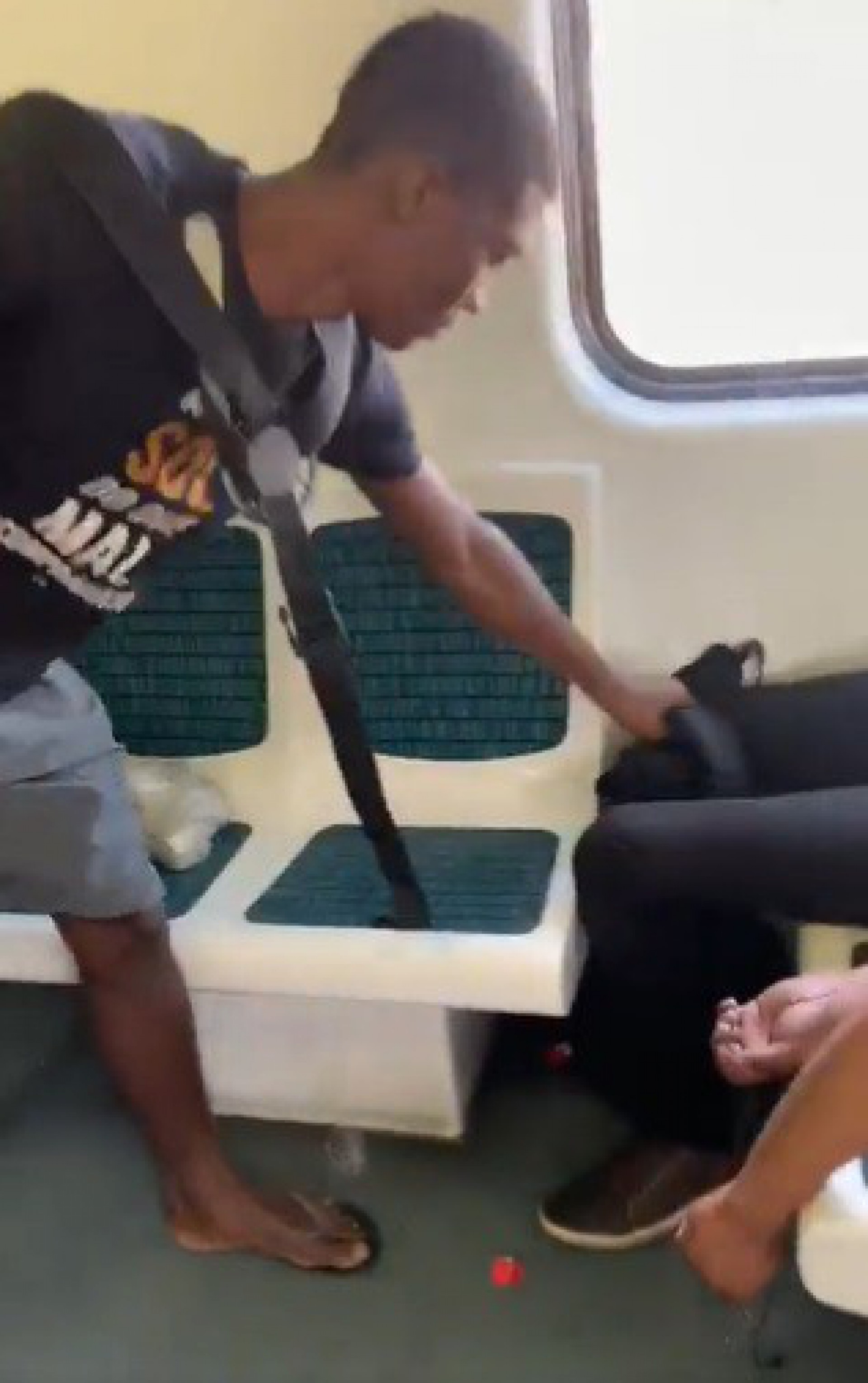 Momento em que homem rouba pertence de rapaz morto em trem - Reprodução / Redes Sociais 