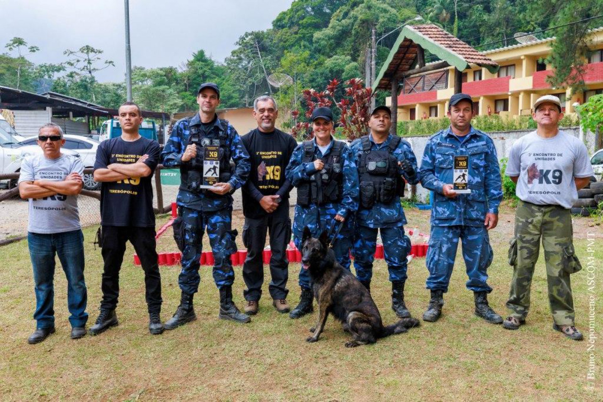 : Secret&aacute;rio de Seguran&ccedil;a P&uacute;blica de Teres&oacute;polis, Marcos Antonio da Luz (ao centro), com os organizadores do Encontro e agentes da GCM de Teres&oacute;polis - Bruno Nepomuceno