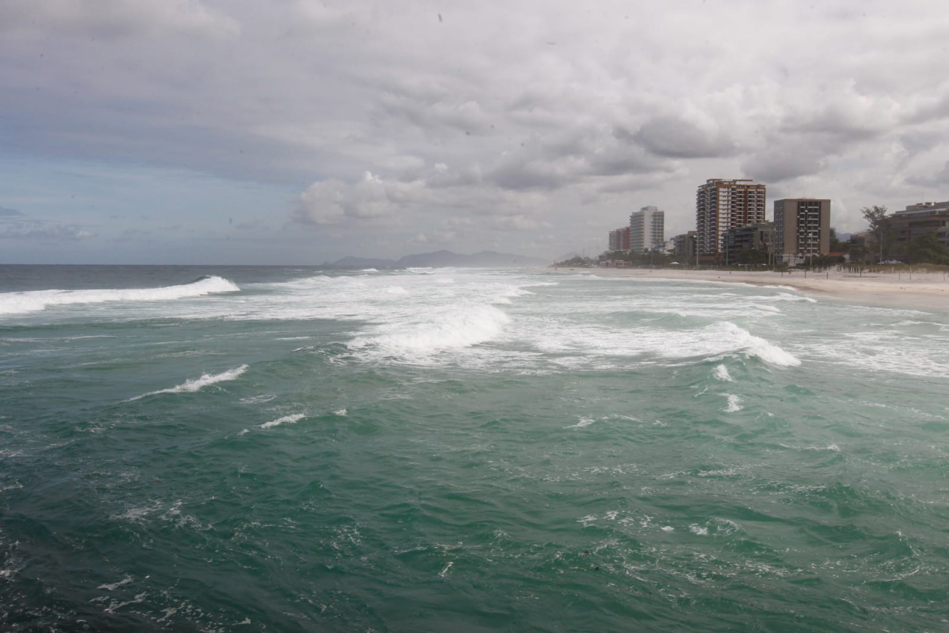 Mar estava agitado na Barra da Tijuca, nesta segunda-feira (27) - Reginaldo Pimenta/ Agência O Dia