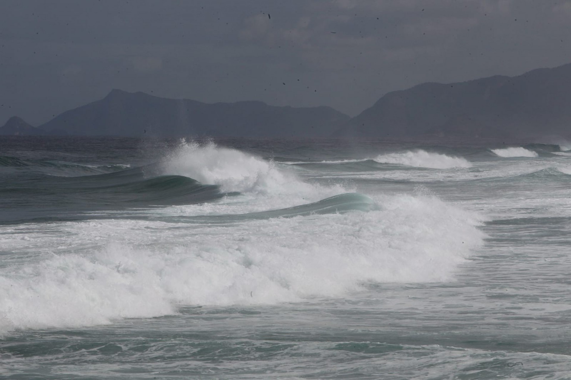 O mar estava agitado na manhã desta segunda-feira (27) - Reginaldo Pimenta/ Agência O Dia