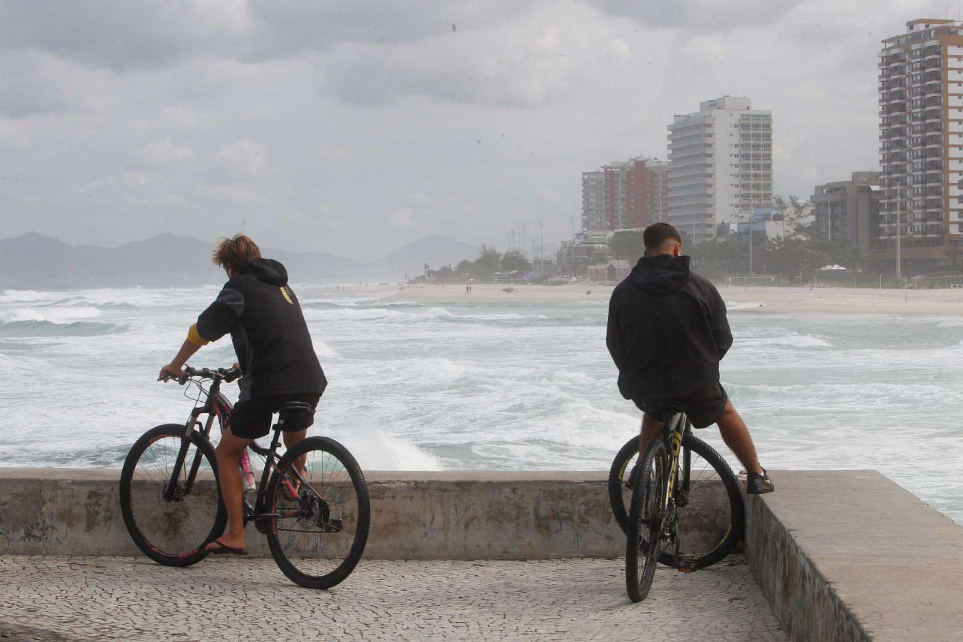 A areia estava vazia, mas na orla, pessoas andavam de bicicleta - Reginaldo Pimenta/ Agência O Dia
