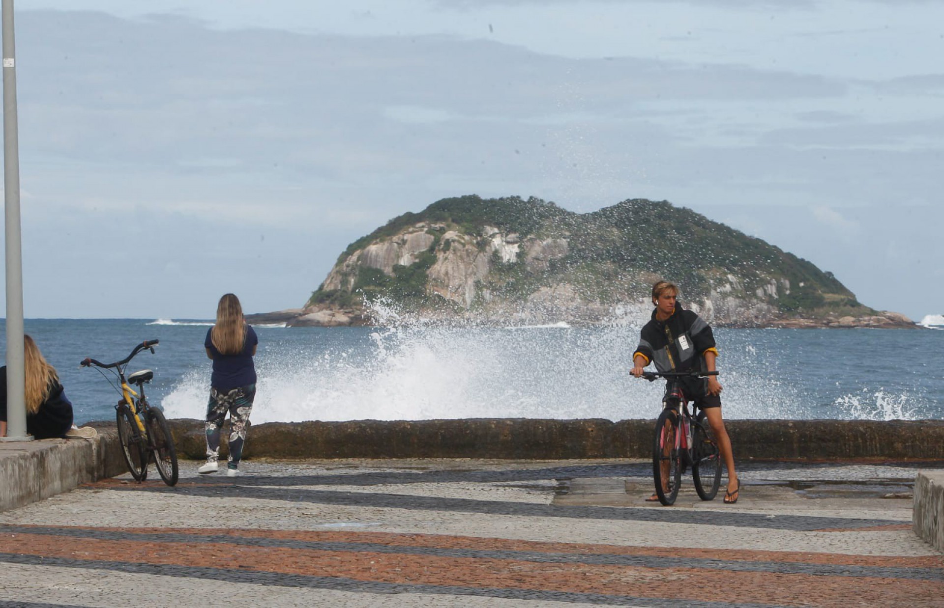 Mar forte atinge ciclistas na Barra da Tijuca - Reginaldo Pimenta/ Agência O Dia