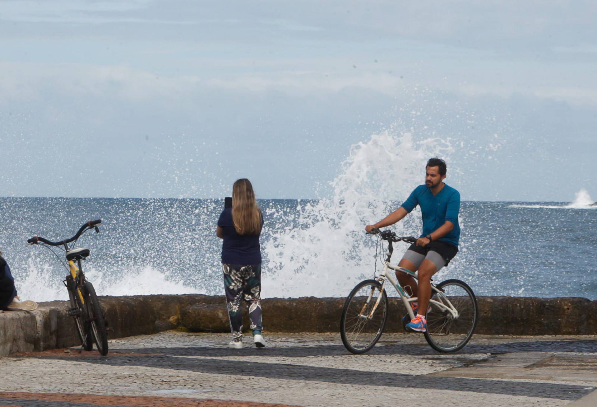 Mar forte atinge ciclistas na Barra da Tijuca - Reginaldo Pimenta/ Agência O Dia