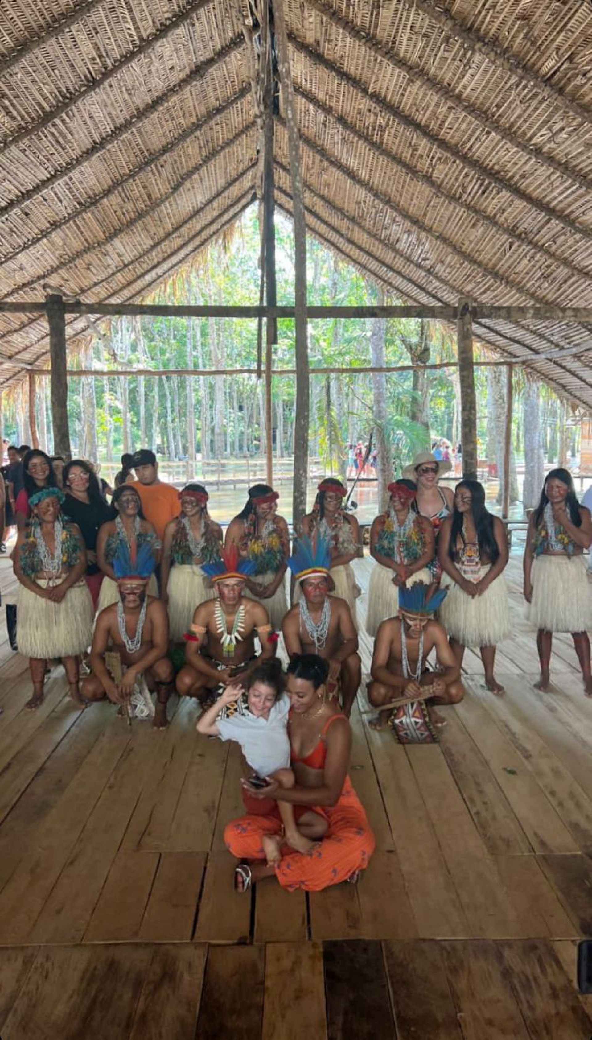 Sheron Menezzes e o filho, Benjamin, em visita a tribo indígena - Reprodução/Instagram