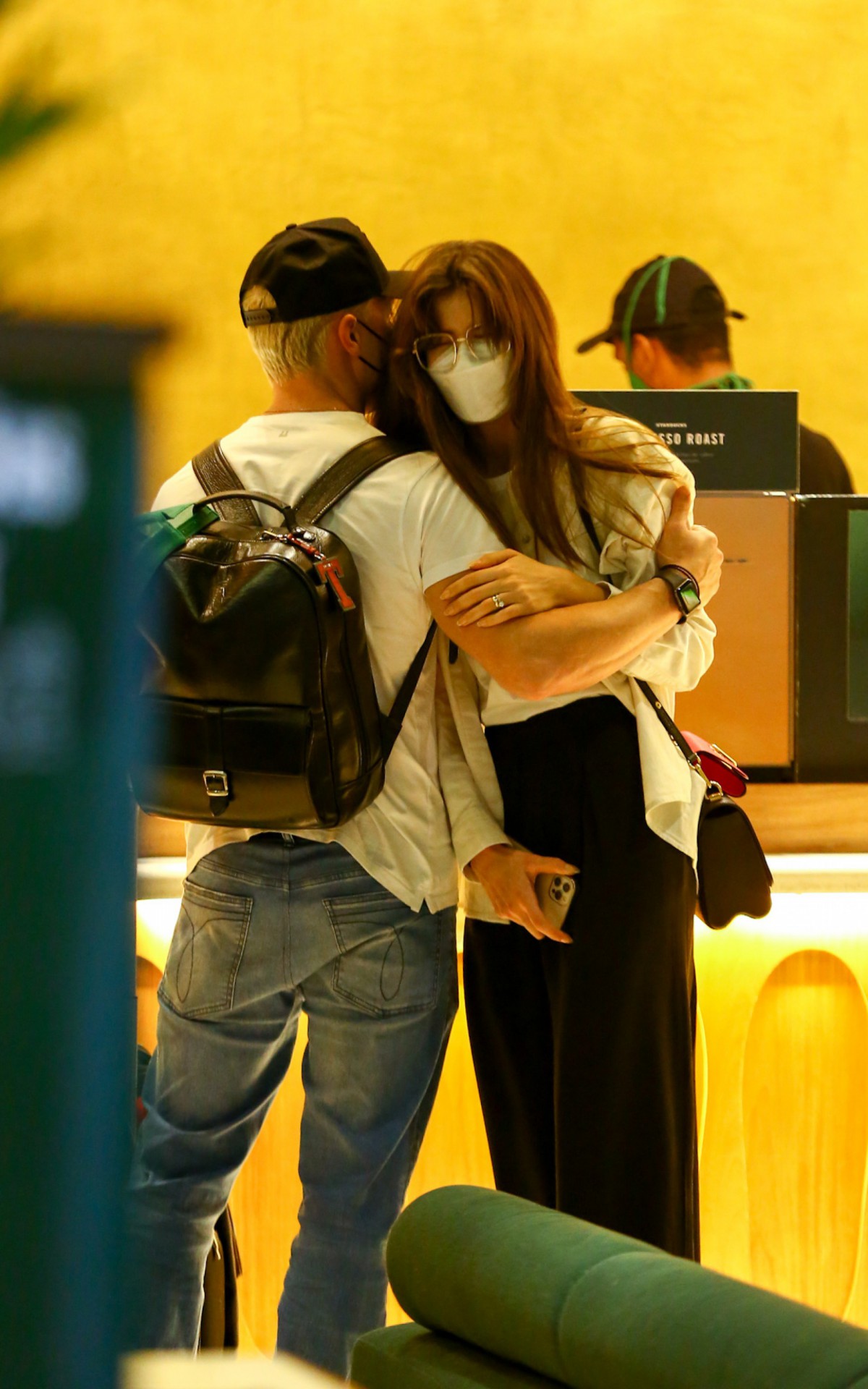 Camila Queiroz e Klebber Toledo no aeroporto Santos Dumont