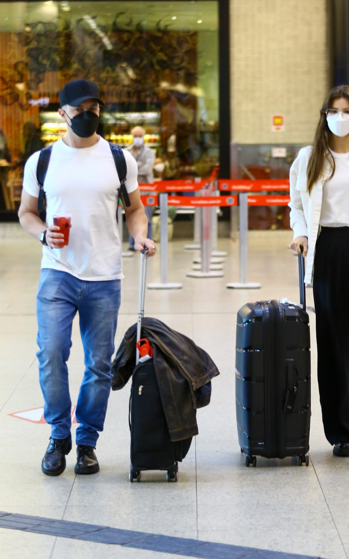 Camila Queiroz e Klebber Toledo no aeroporto Santos Dumont