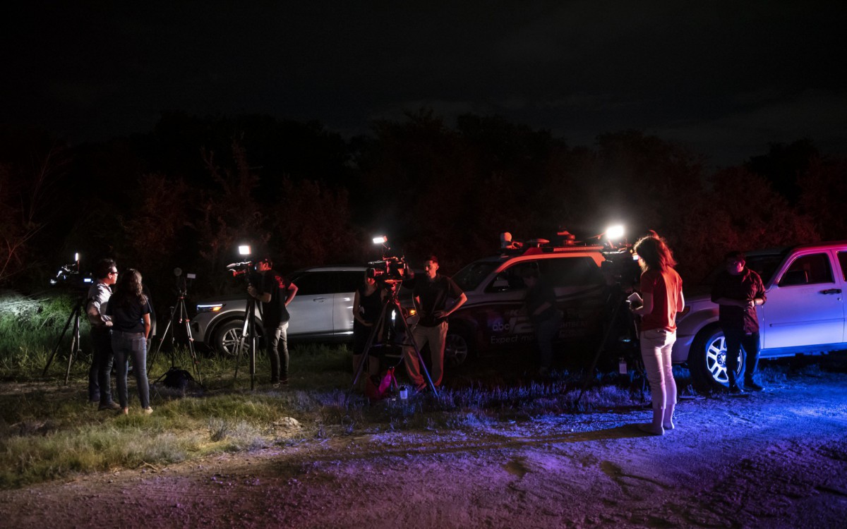 Imprensa acompanha descoberta de um caminhão com dezenas de mortos no Texas - SERGIO FLORES / AFP