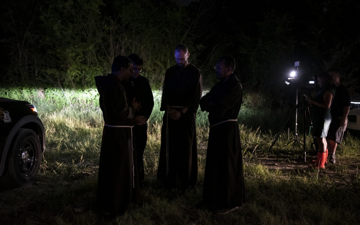 Padres no local onde caminhão foi descoberto com dezenas de mortos no Texas - Sergio FLORES / AFP