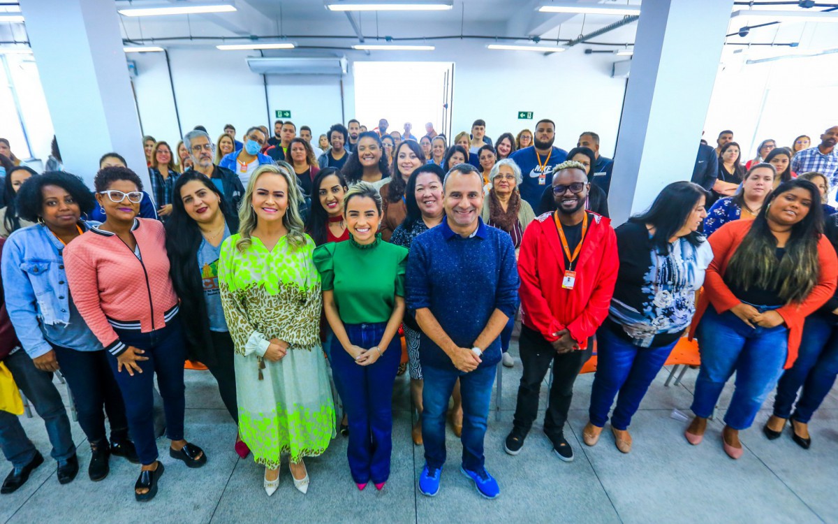 Daniela do Waguinho, Brenda carneiro e Waguinho na entrega dos computadores