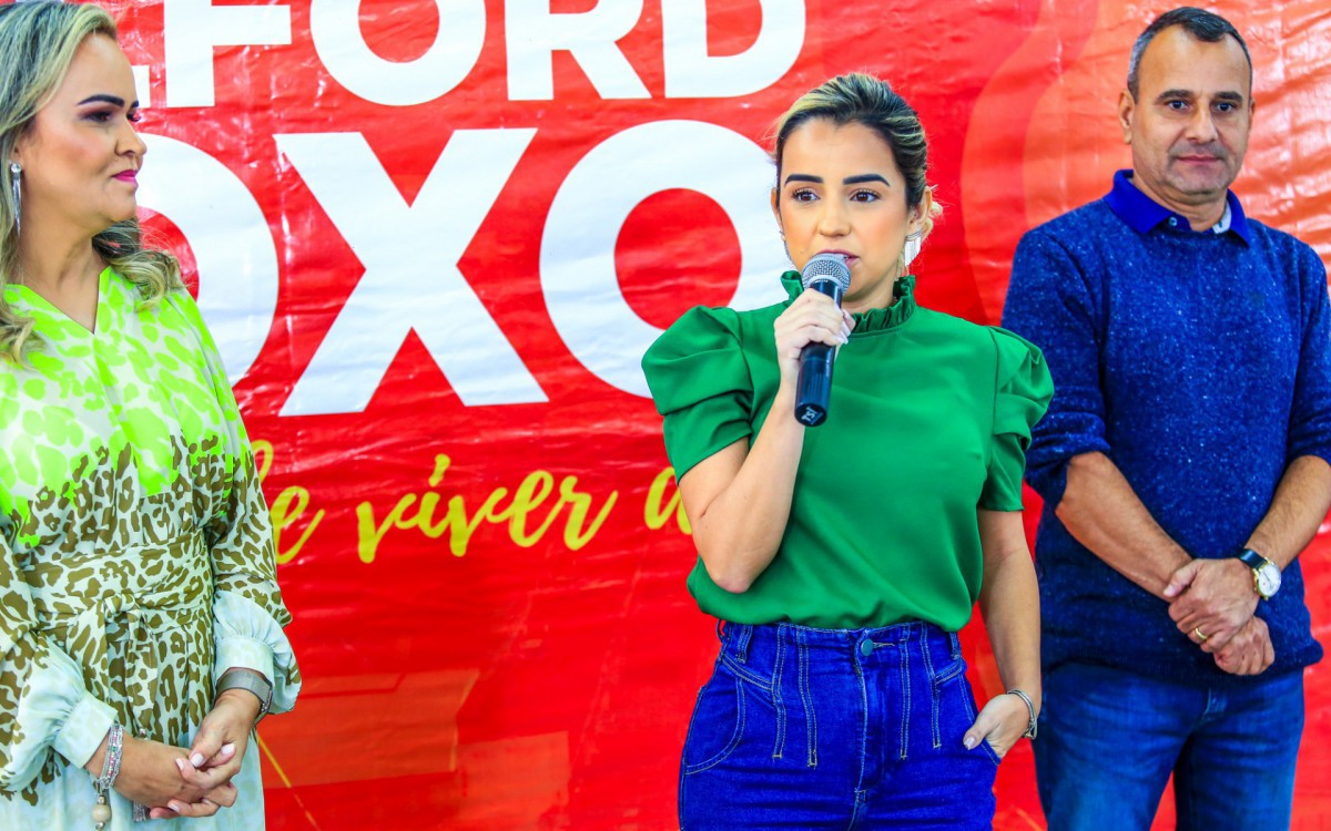 Ladeada pela primeira-dama e deputada federal Daniela do Waguinho e pelo prefeito Waguinho, a secret&aacute;ria Brenda Carneiro destacou a import&acirc;ncia dos computadores