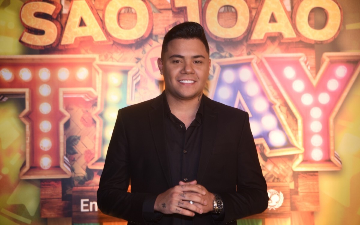 Felipe Ara&uacute;jo chega ao jantar pr&eacute;-evento do S&atilde;o Jo&atilde;o da Thay ap&oacute;s avi&atilde;o arremeter duas vezes