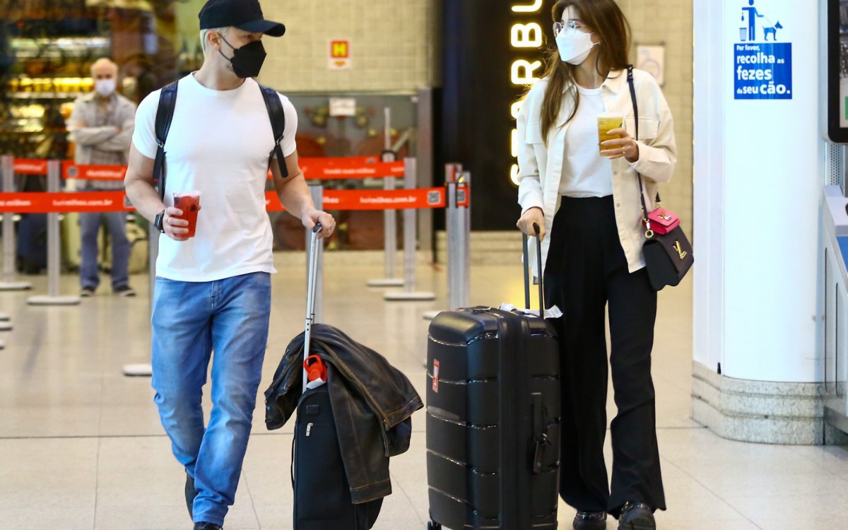 Fofos Camila Queiroz E Klebber Toledo S O Clicados Em Aeroporto Do Rio Celebridades O Dia