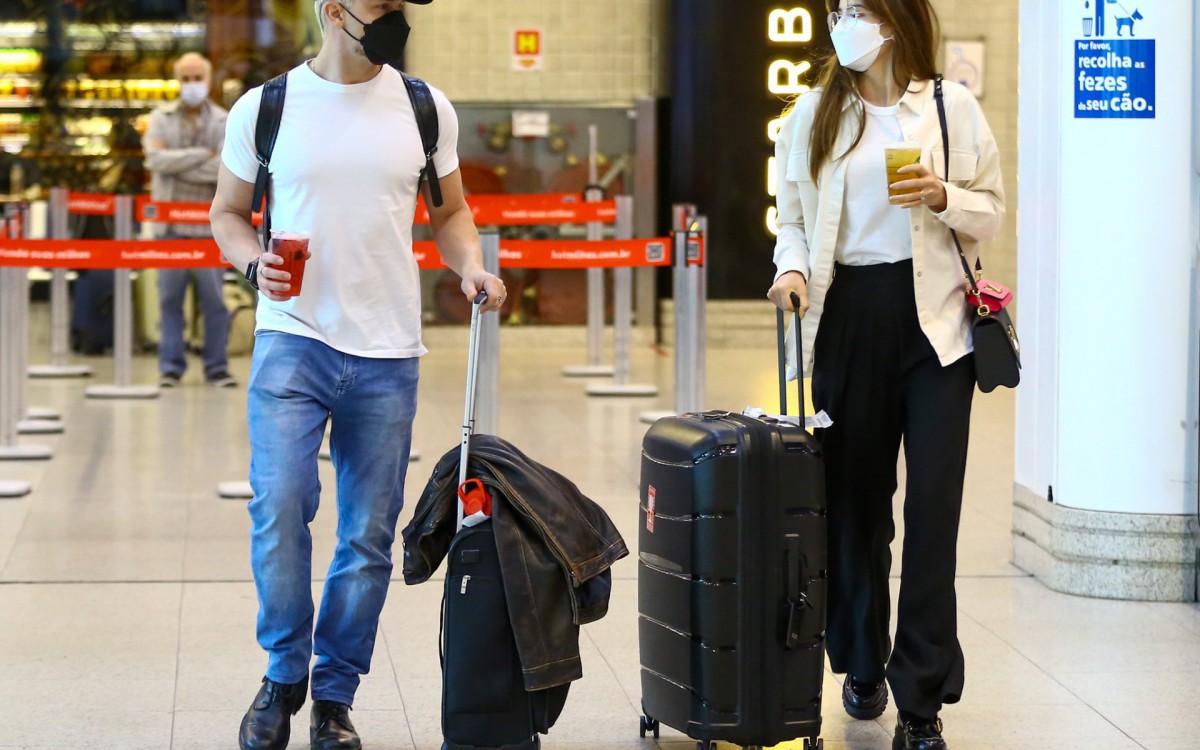 Camila Queiroz e Klebber Toledo no aeroporto Santos Dumont