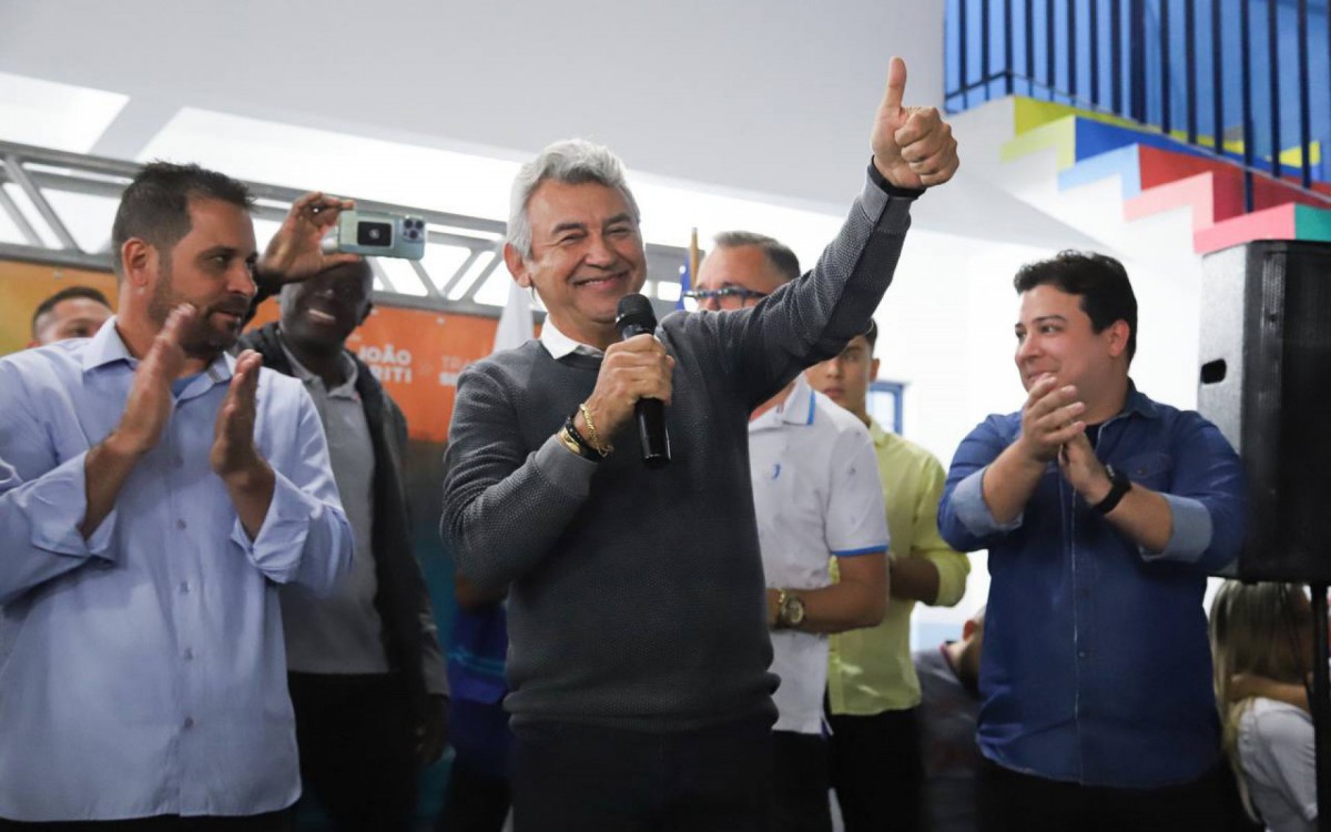 Da esquerda para a direita: Rog&eacute;rio Paes, filho do homenageado e o prefeito Dr. Jo&atilde;o