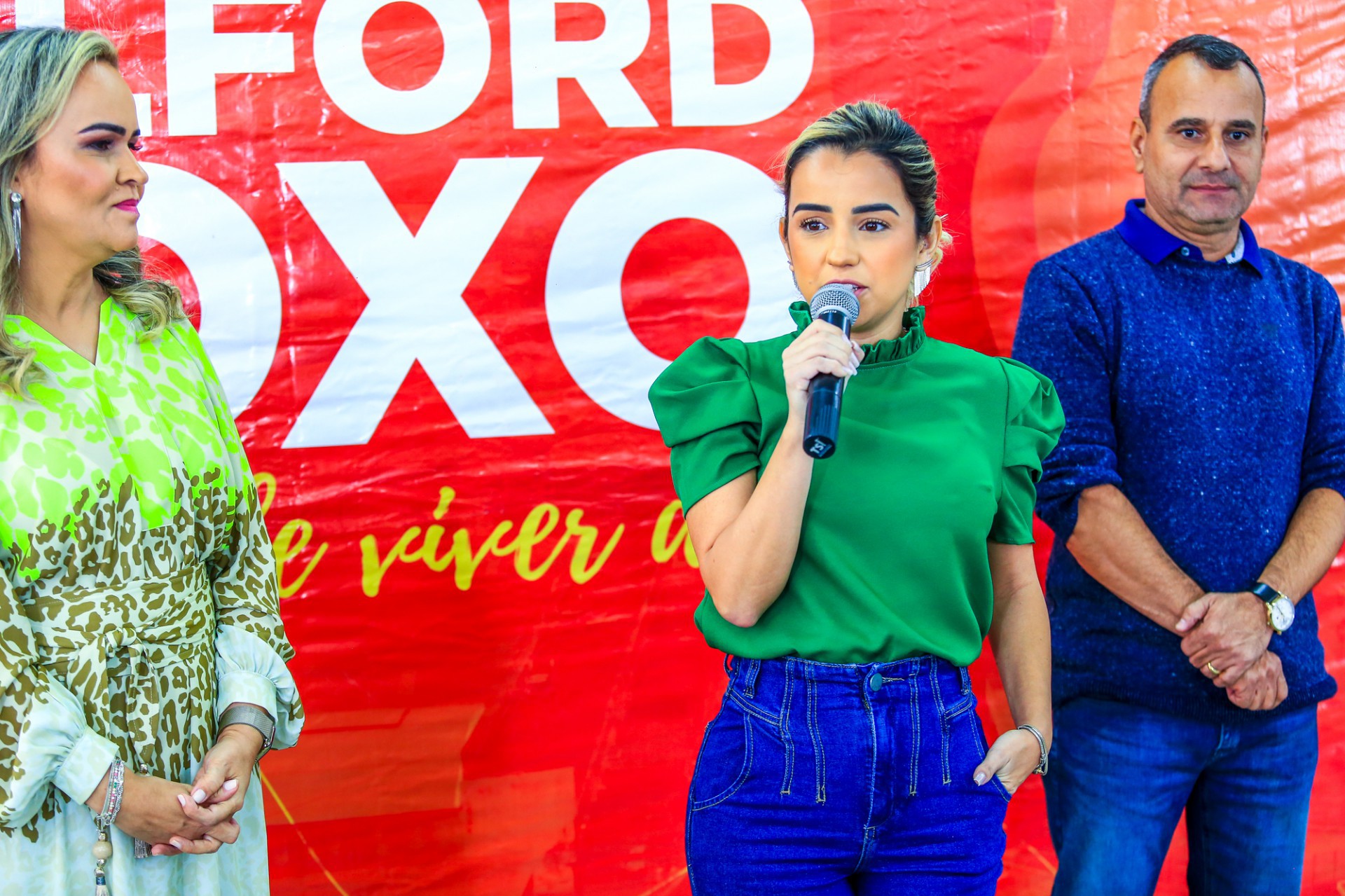 Ladeada pela primeira-dama e deputada federal Daniela do Waguinho e pelo prefeito Waguinho, a secret&aacute;ria Brenda Carneiro destacou a import&acirc;ncia dos computadores - Rafael Barreto / PMBR