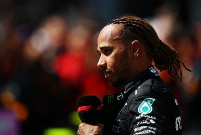 Hamilton afirma que manterá manifestações políticas mesmo com regras rígidas da F1