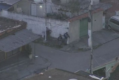 Moradores do Morro da Serrinha relatam intenso tiroteio: 'Tá um caos'