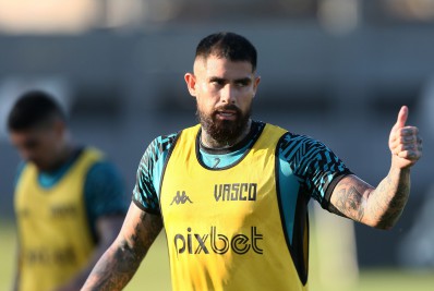 Zagueiro do Vasco reforça desejo de renovar contrato: 'É um clube muito gigante'