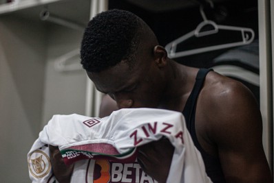 'Tive que sair escoltado', diz torcedor que ficou com última camisa de Luiz Henrique no Fluminense