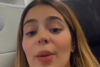 Viih Tube passa mal em aeroporto e é amparada por cadeira de rodas