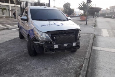 Motorista de carro de passeio invade calha e colide com BRT na Zona Norte